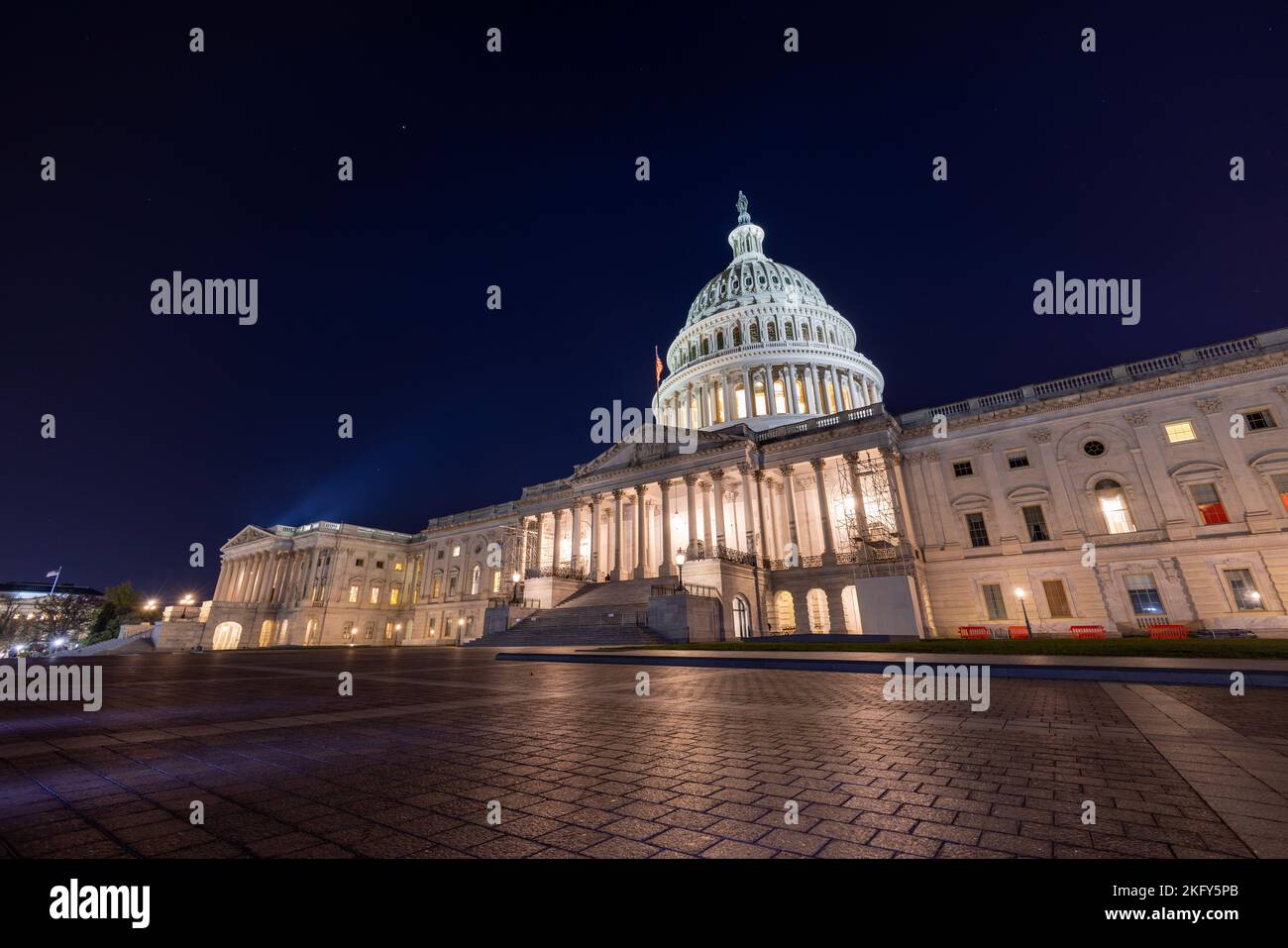 El lado este del edificio del Capitolio de los Estados Unidos en Washington, DC en una noche de otoño. Los focos iluminan la cúpula del Capitolio. Foto de stock