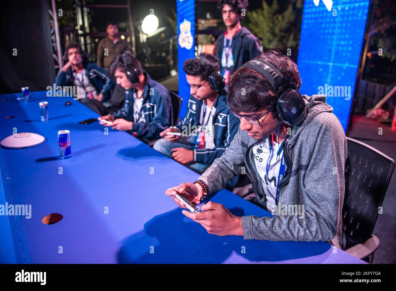 Nueva Delhi, India. 20th de Nov de 2022. Grupo de Indian Esports Gamer competir durante el Red Bull M.E.O. (Mobile Esports Open) Temporada 5 Final en Sunder Nursery. Un enorme número de 176K jugadores participaron en el Red Bull M.E.O. Clasificatorios de la temporada 5 celebrados en 3 títulos, Campeonato Mundial de Cricket, Pokémon UNITE y Clash of Clans. Los ganadores nacionales de cada título podrán ganar la experiencia definitiva de Red Bull Racing. Crédito: SOPA Images Limited/Alamy Live News Foto de stock