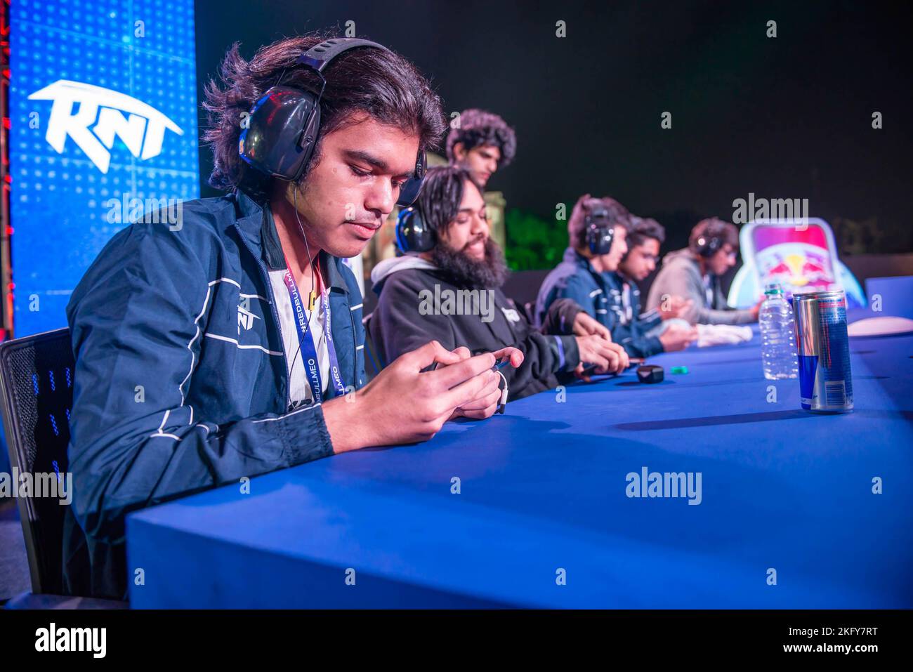 Nueva Delhi, India. 20th de Nov de 2022. Grupo de Indian Esports Gamer competir durante el Red Bull M.E.O. (Mobile Esports Open) Temporada 5 Final en Sunder Nursery. Un enorme número de 176K jugadores participaron en el Red Bull M.E.O. Clasificatorios de la temporada 5 celebrados en 3 títulos, Campeonato Mundial de Cricket, Pokémon UNITE y Clash of Clans. Los ganadores nacionales de cada título podrán ganar la experiencia definitiva de Red Bull Racing. Crédito: SOPA Images Limited/Alamy Live News Foto de stock