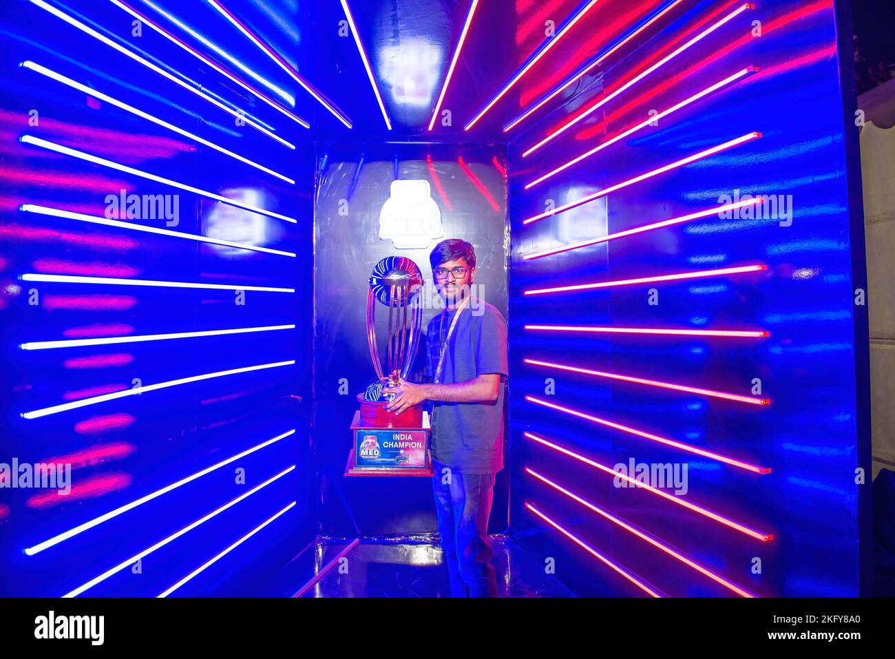 Nueva Delhi, India. 20th de Nov de 2022. SAI Kumar Uno de los ganadores del Campeonato Red Bull posó para las fotos durante el M.E.O. de Red Bull (Mobile Esports Open) Temporada 5 Final en Sunder Nursery. Un enorme número de 176K jugadores participaron en el Red Bull M.E.O. Clasificatorios de la temporada 5 celebrados en 3 títulos, Campeonato Mundial de Cricket, Pokémon UNITE y Clash of Clans. Los ganadores nacionales de cada título podrán ganar la experiencia definitiva de Red Bull Racing. (Foto de Pradeep Gaur/SOPA Images/Sipa USA) Crédito: SIPA USA/Alamy Live News Foto de stock