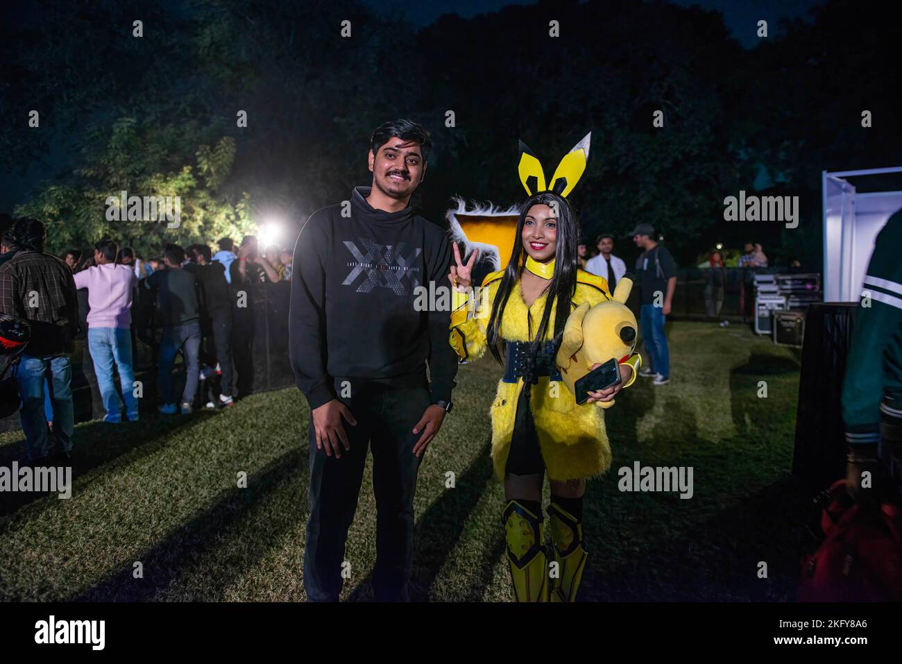 Nueva Delhi, India. 20th de Nov de 2022. Una chica vestida con el personaje de juego Pokémon posó para las fotos durante el Red Bull M.E.O. (Mobile Esports Open) Temporada 5 Final en Sunder Nursery. Un enorme número de 176K jugadores participaron en el Red Bull M.E.O. Clasificatorios de la temporada 5 celebrados en 3 títulos, Campeonato Mundial de Cricket, Pokémon UNITE y Clash of Clans. Los ganadores nacionales de cada título podrán ganar la experiencia definitiva de Red Bull Racing. (Foto de Pradeep Gaur/SOPA Images/Sipa USA) Crédito: SIPA USA/Alamy Live News Foto de stock