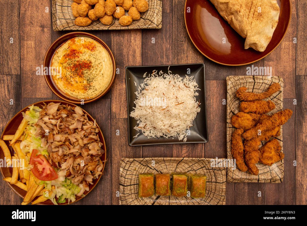 Conjunto de recetas típicas del restaurante kebab con un plato con