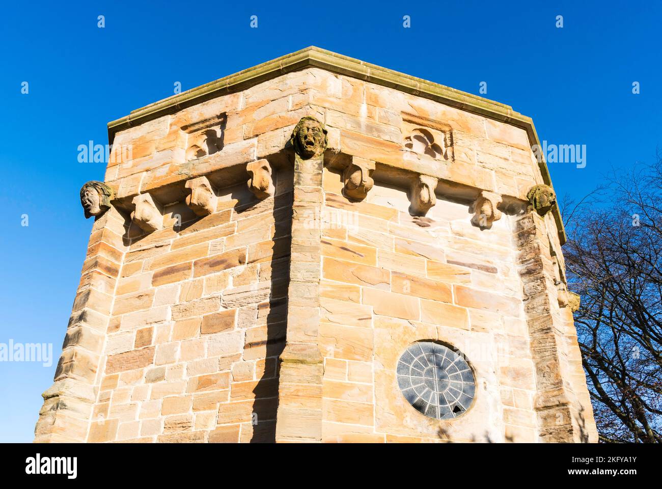 Listado torre octogonal de agua del siglo 18th o casa de conducto en la ciudad de Durham, Co. Durham, Inglaterra, Reino Unido Foto de stock
