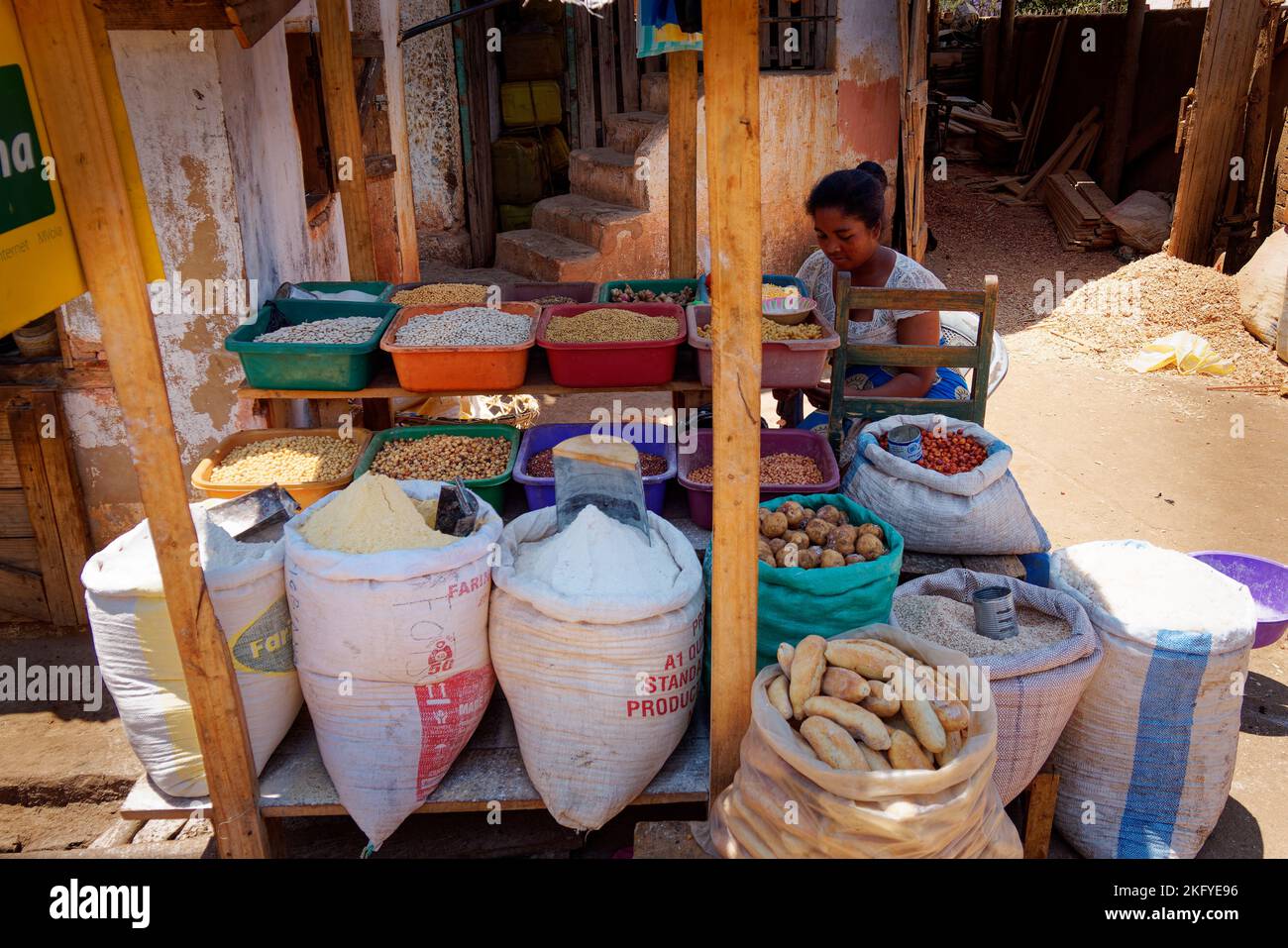 Puesto callejero en la aldea malgache en Madagascar, tienda de alimentos con el grano, semillas, legumbres y otros. Vista típica de la calle en África. Foto de stock