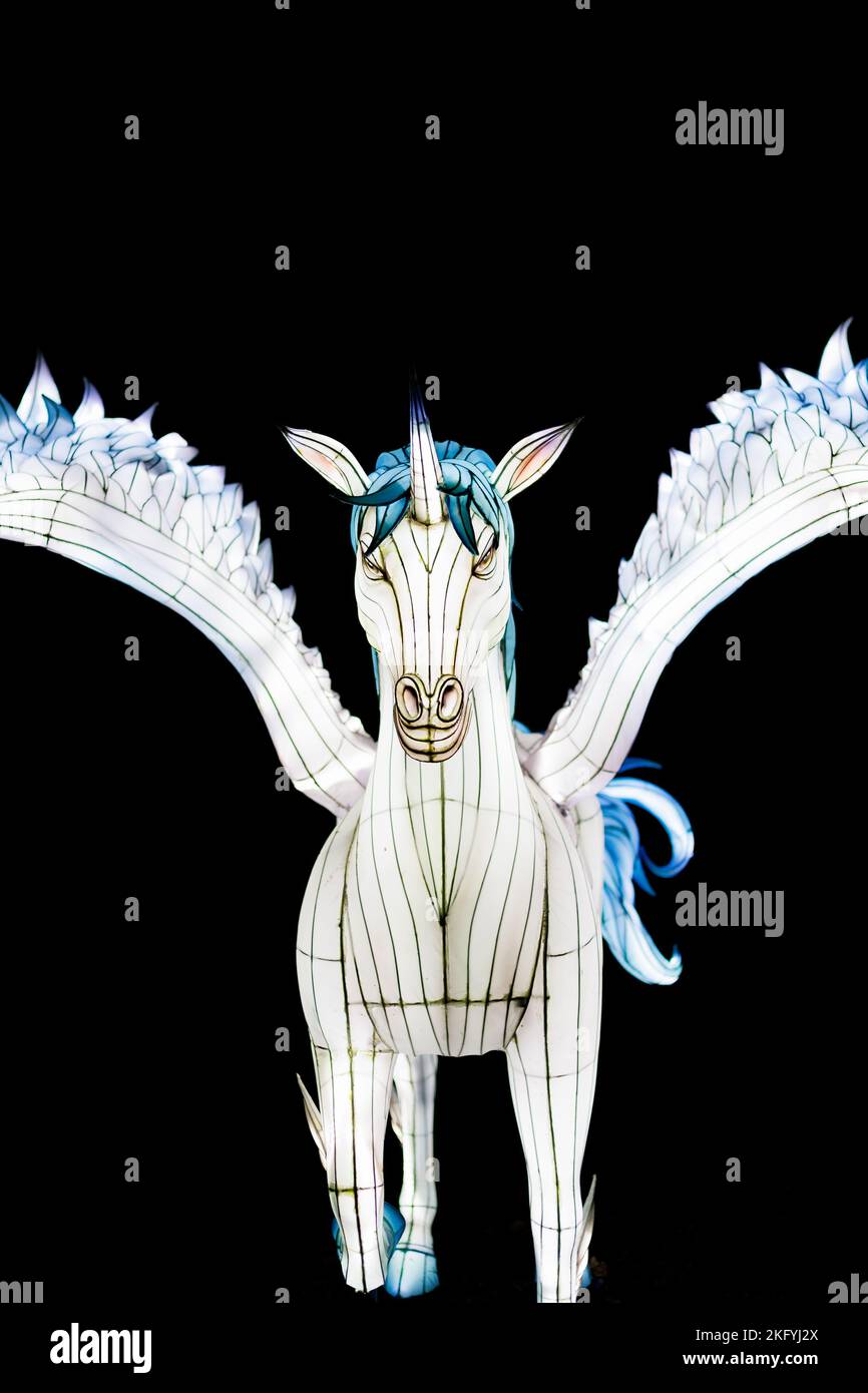 Londres, Inglaterra - Diciembre 26 2021: Escultura de Unicornio iluminada en Lightopia en el parque Crystal Palace, Londres Foto de stock