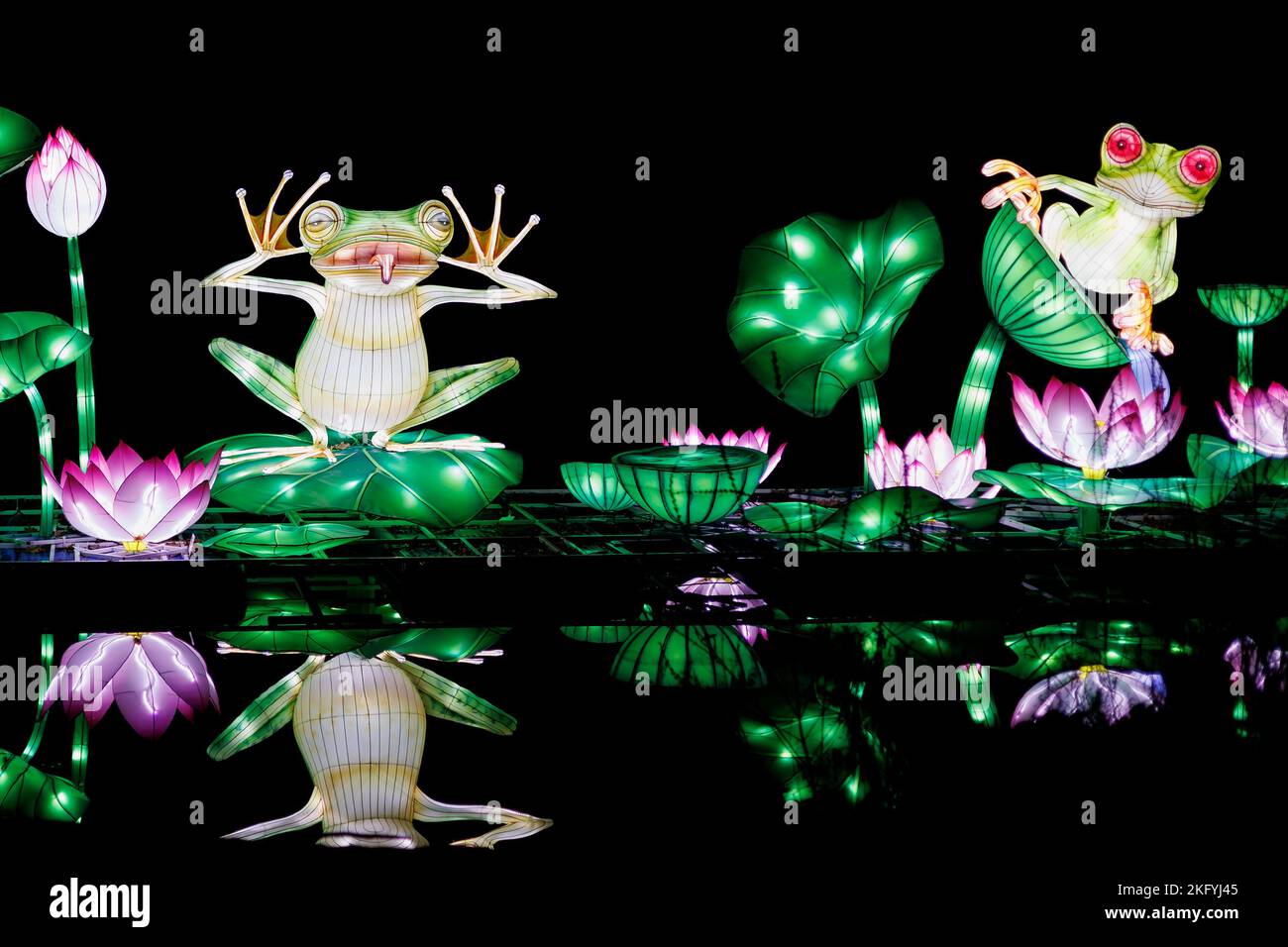 Londres, Inglaterra - Diciembre 26 2021: Esculturas de rana iluminadas en Lightopia en el parque Crystal Palace, Londres Foto de stock