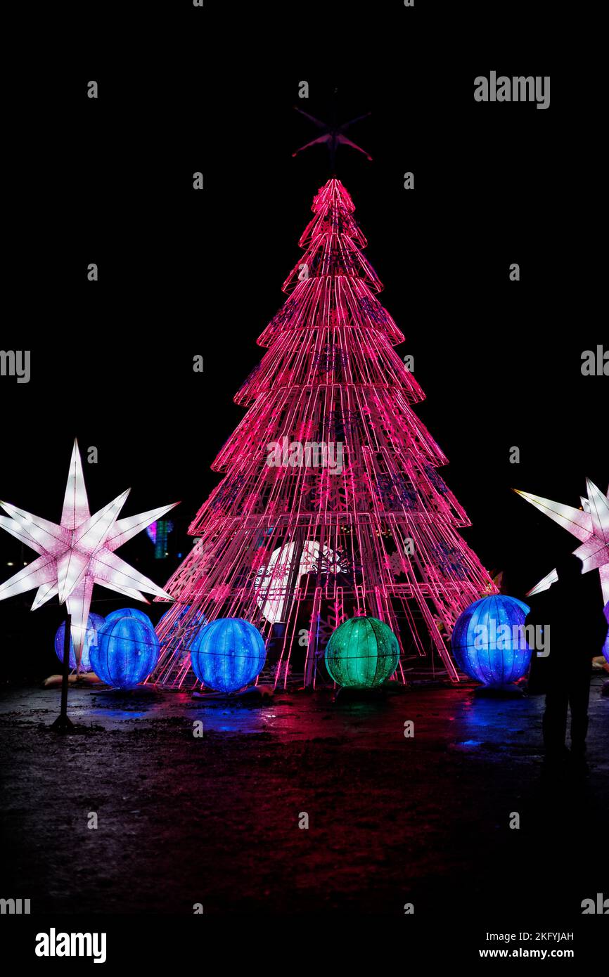 Londres, Inglaterra - Diciembre 26 2021: Árbol de Navidad iluminado en Lightopia en el parque Crystal Palace, Londres Foto de stock
