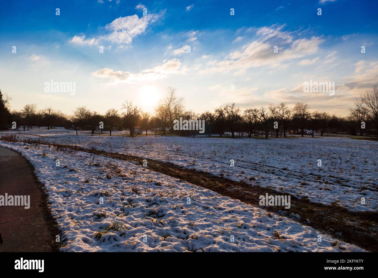 Winter Schneelandschaft mit Sonnenuntergang am Ooser Landgraben en Baden-Baden Sandweier Foto de stock