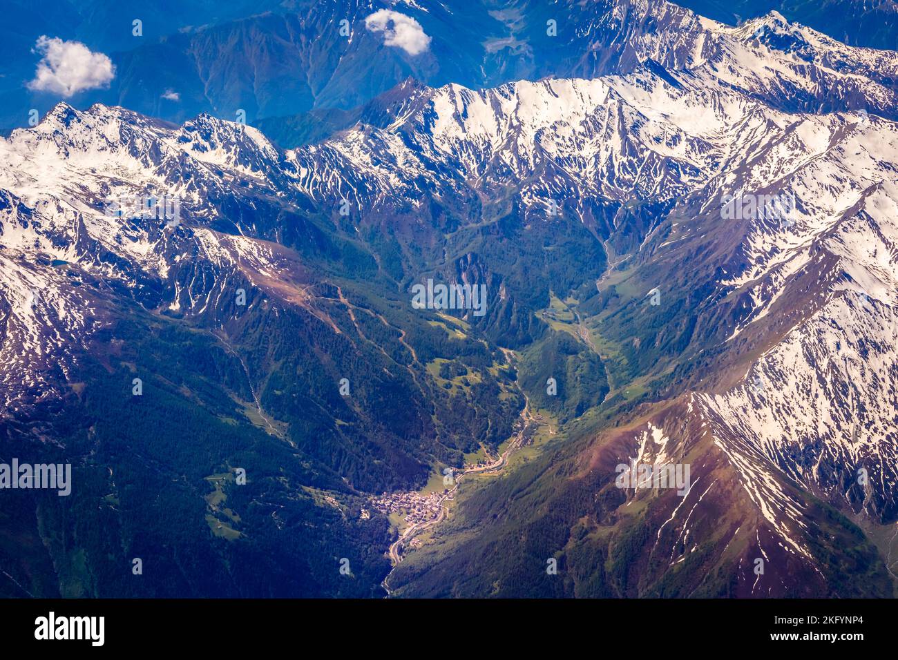 Paisaje alpino aéreo, majestuosos alpes italianos de Gran Paradiso y Vanoise, Francia Foto de stock
