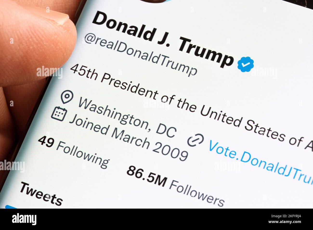 Página oficial en Twitter de Donald Trump, que fue reinstalada por Elon Musk después de la votación pública vista en la pantalla del smartphone en la mano. Stafford, United Foto de stock