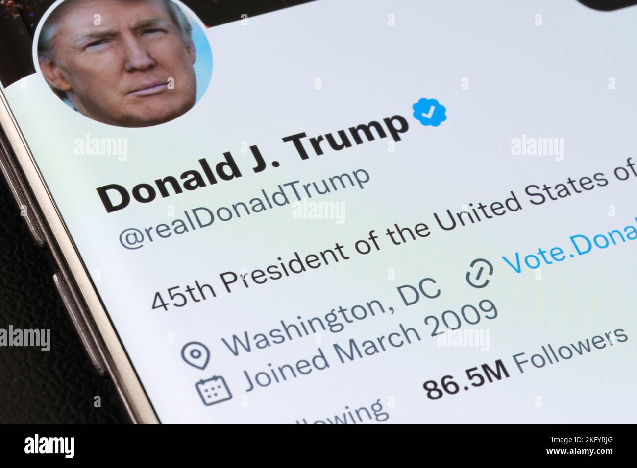 Página oficial en Twitter de Donald Trump que fue reinstalada por Elon Musk después de la votación pública vista en la pantalla del smartphone. Stafford, Reino Unido, Nov Foto de stock