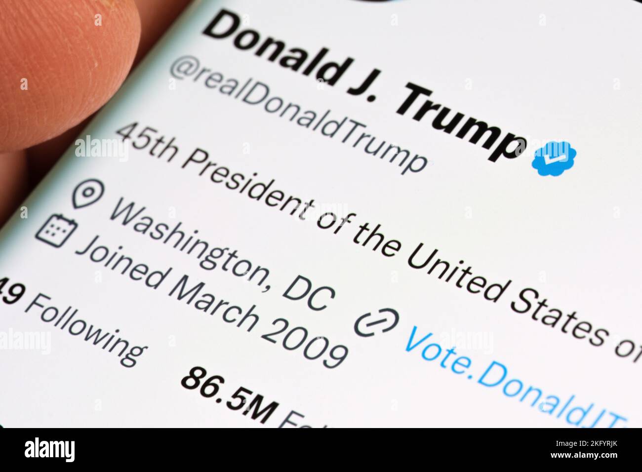 Página oficial en Twitter de Donald Trump, que fue reinstalada por Elon Musk después de la votación pública vista en la pantalla del smartphone en la mano. Stafford, United Foto de stock