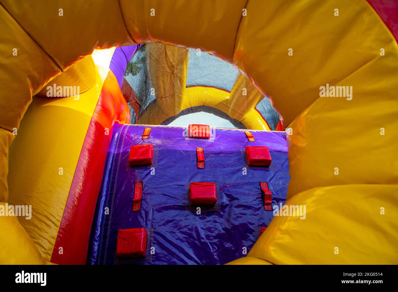 amarillo rojo púrpura diversión casa inflable de la diversión para que los niños jueguen Foto de stock