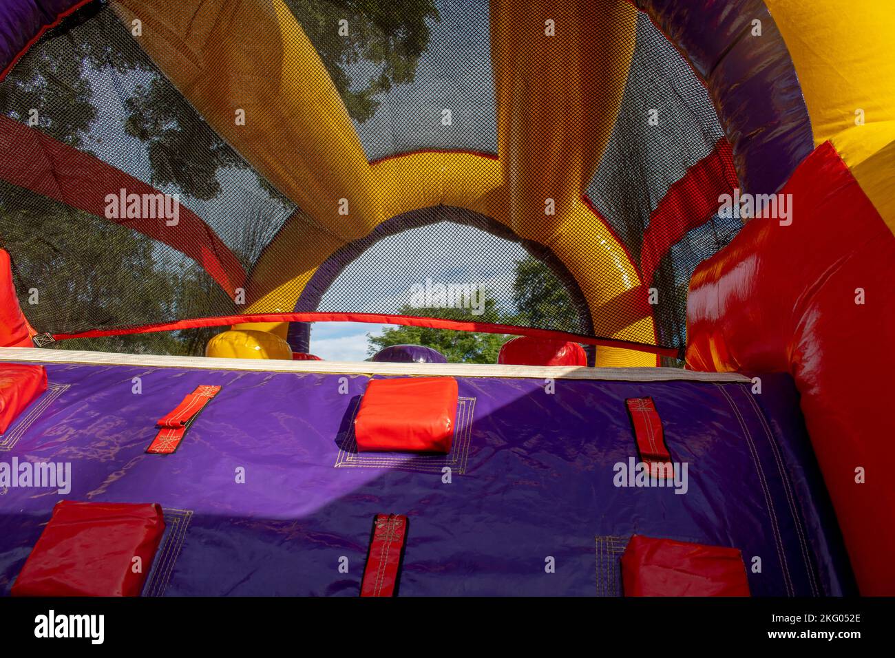 amarillo rojo púrpura diversión casa inflable de la diversión para que los niños jueguen Foto de stock
