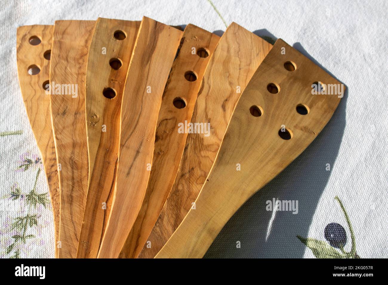 abanderado fuera de 8 espátulas de cocina del árbol de madera herramientas de la cocina Foto de stock