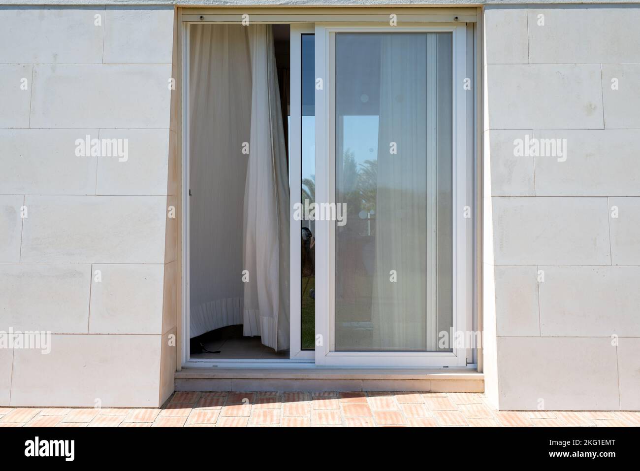 Puertas corredizas de patio fotografías e imágenes de alta resolución -  Alamy