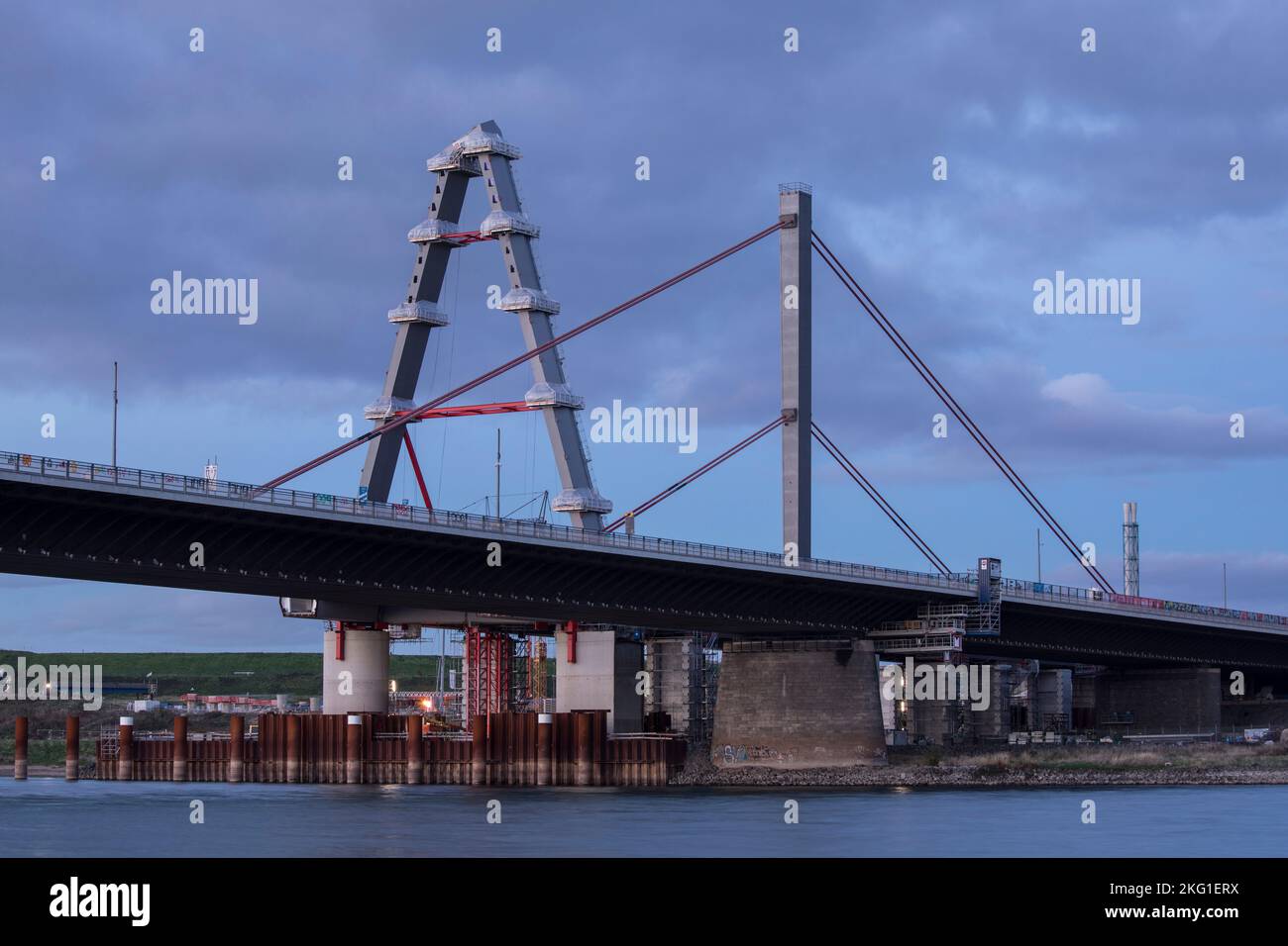 Construcción del nuevo puente del río Rin de la Autobahn A1 entre Colonia y Leverkusen, el antiguo puente frente al pilón del nuevo bri Foto de stock