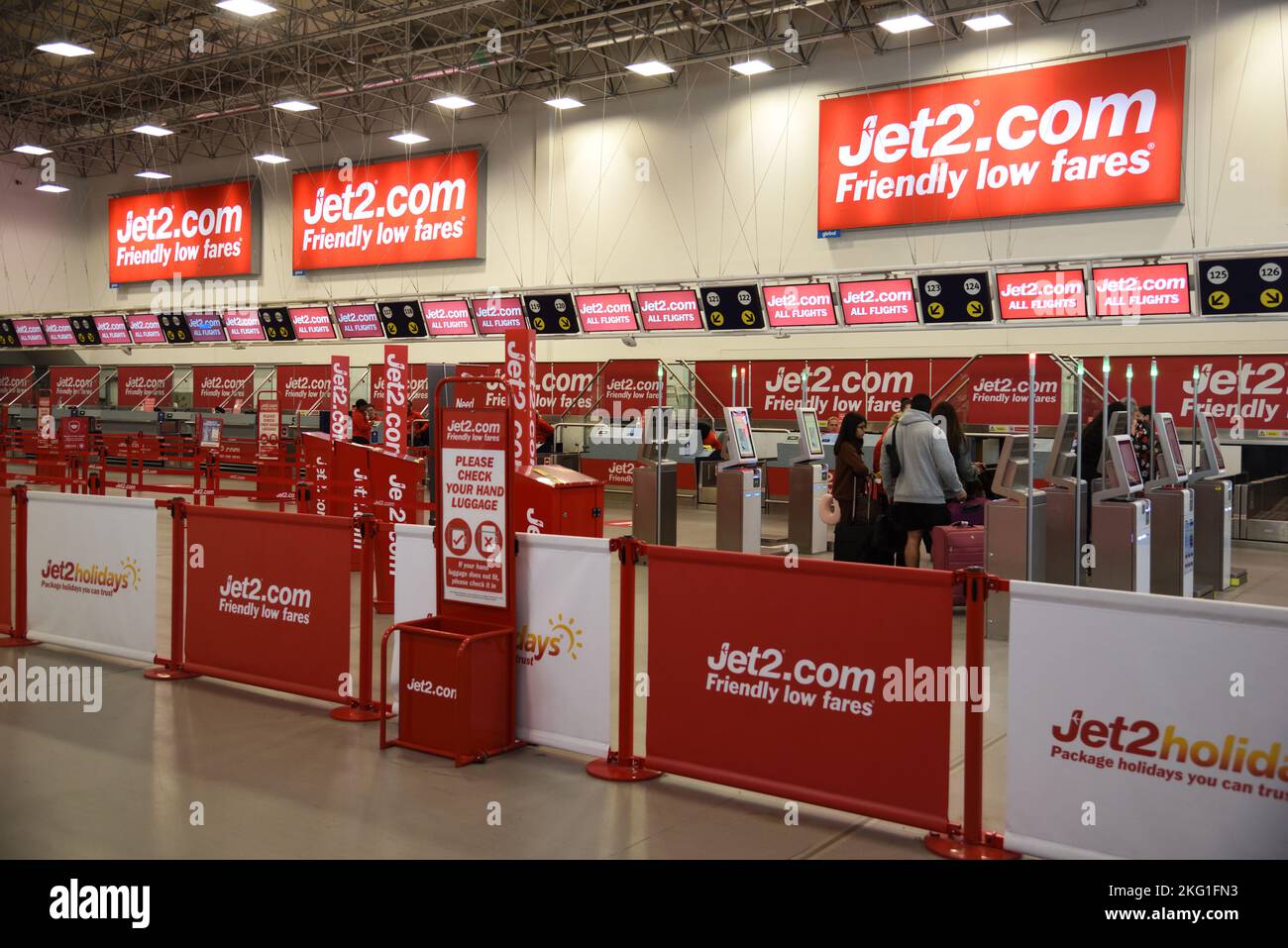 Jet2 Mostrador de facturación de vuelos de bajo coste en el aeropuerto de Birmingham, Inglaterra, Reino Unido Foto de stock