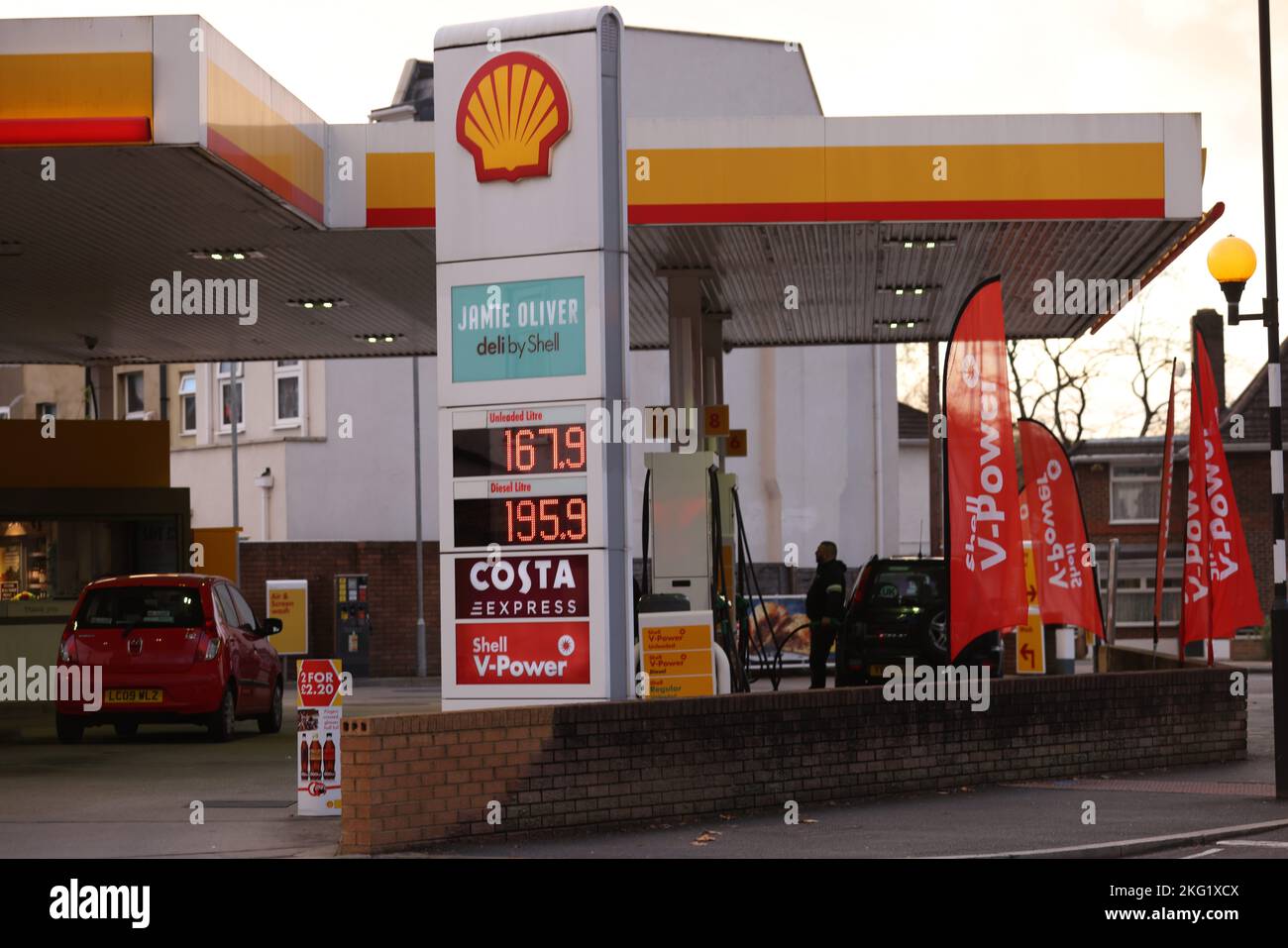 Los precios del gasóleo y de la gasolina se muestran en la entrada de las gasolineras de Londres durante el fin de semana. Foto de stock