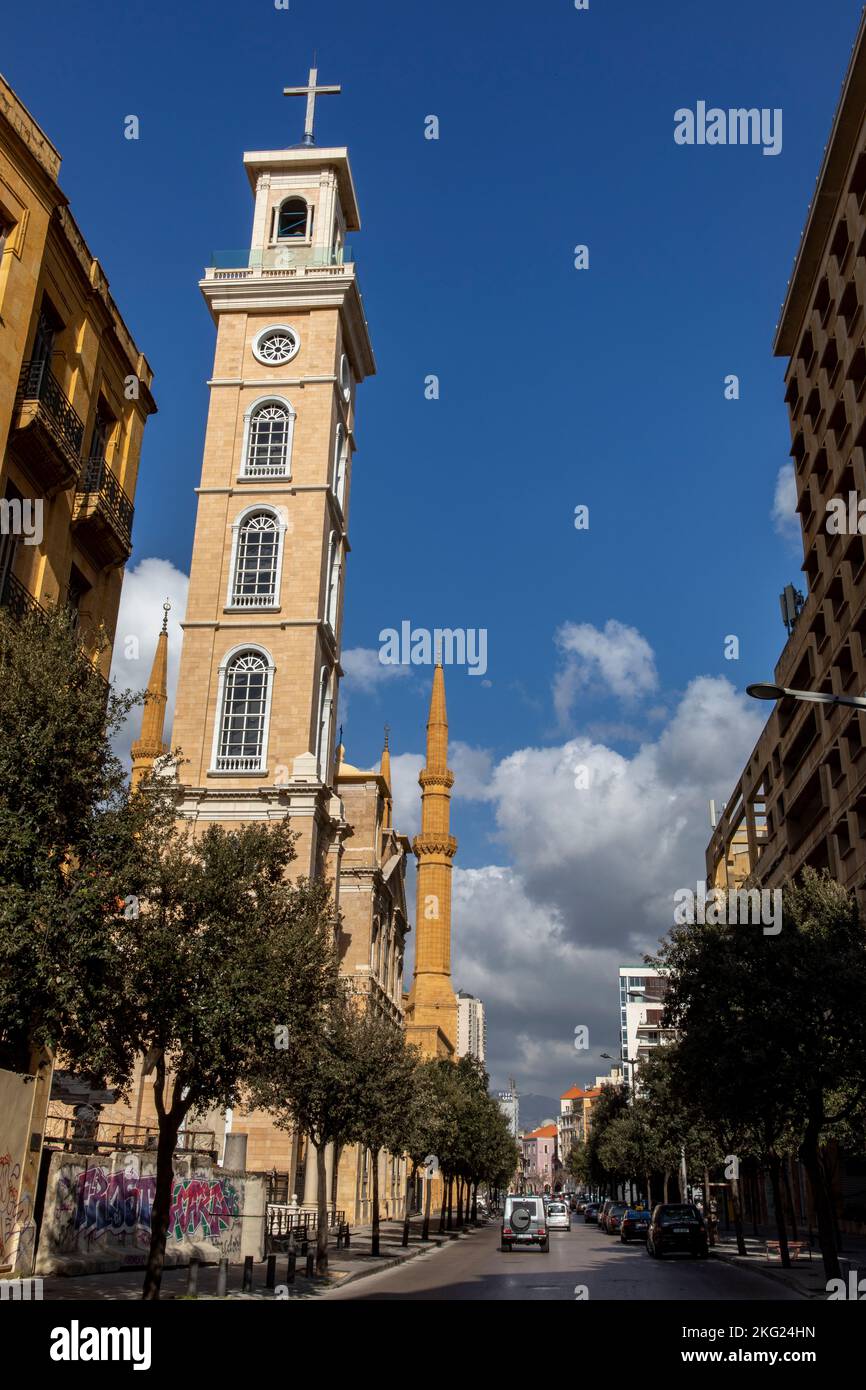 Aguja de la catedral maronita de san fotografías e imágenes de