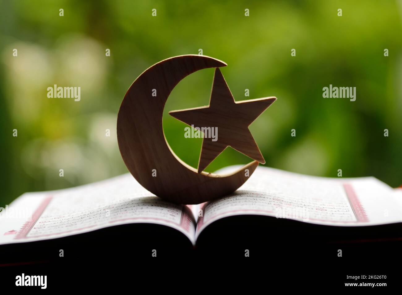 Sagrado Corán con islam media luna y estrella. Símbolo islámico Fotografía  de stock - Alamy