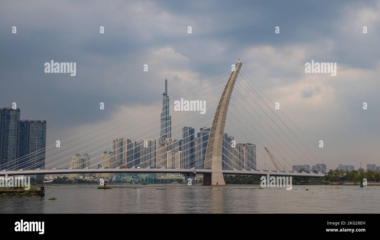 Ciudad Ho Chi Minh, Vietnam - 07 de noviembre de 2022: Vista de Vinhomes Central Park y el edificio Landmark 81 en Saigón. Landmark 81, la torre más alta de la ciudad Foto de stock