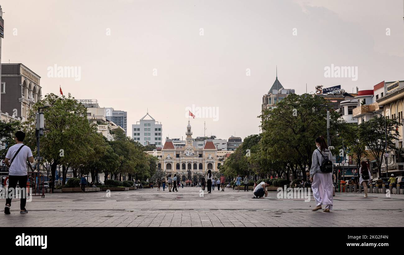 Ciudad Ho Chi Minh, Vietnam - 07 de noviembre de 2022: Ayuntamiento en la plaza nacional de Saigón. Paisaje urbano de la metrópoli de Indochina. La gente caminando en el th Foto de stock