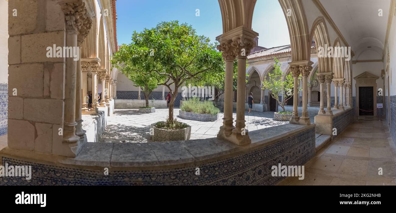 Tomar PORTUGAL - 08 09 2022: Vista panorámica en el claustro ornamentado cementerio románico, o Claustro do Cemitério, una pieza icónica de los portugueses Foto de stock