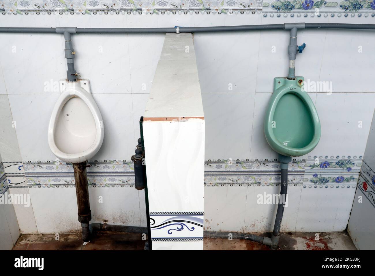 Toilet in vietnam fotografías e imágenes de alta resolución - Alamy
