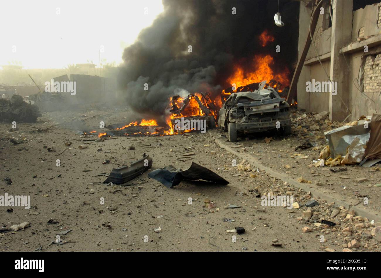 BAGDAD, IRAQ - 27 de agosto de 2006 - Un 'vehículo nacido de un explosivo improvisado' o coche bomba después de explotar en una calle fuera del periódico Al Sabah Foto de stock