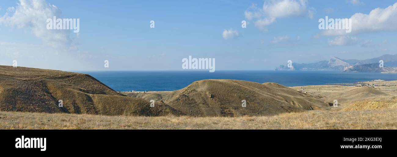 Panorama desde el cabo Meganom en el extremo oriental del valle de Kapsel hacia el cabo Alchak cerca de Sudak y Novy Svet (Nuevo Mundo) ubicación, Crimea, Rusia. Foto de stock