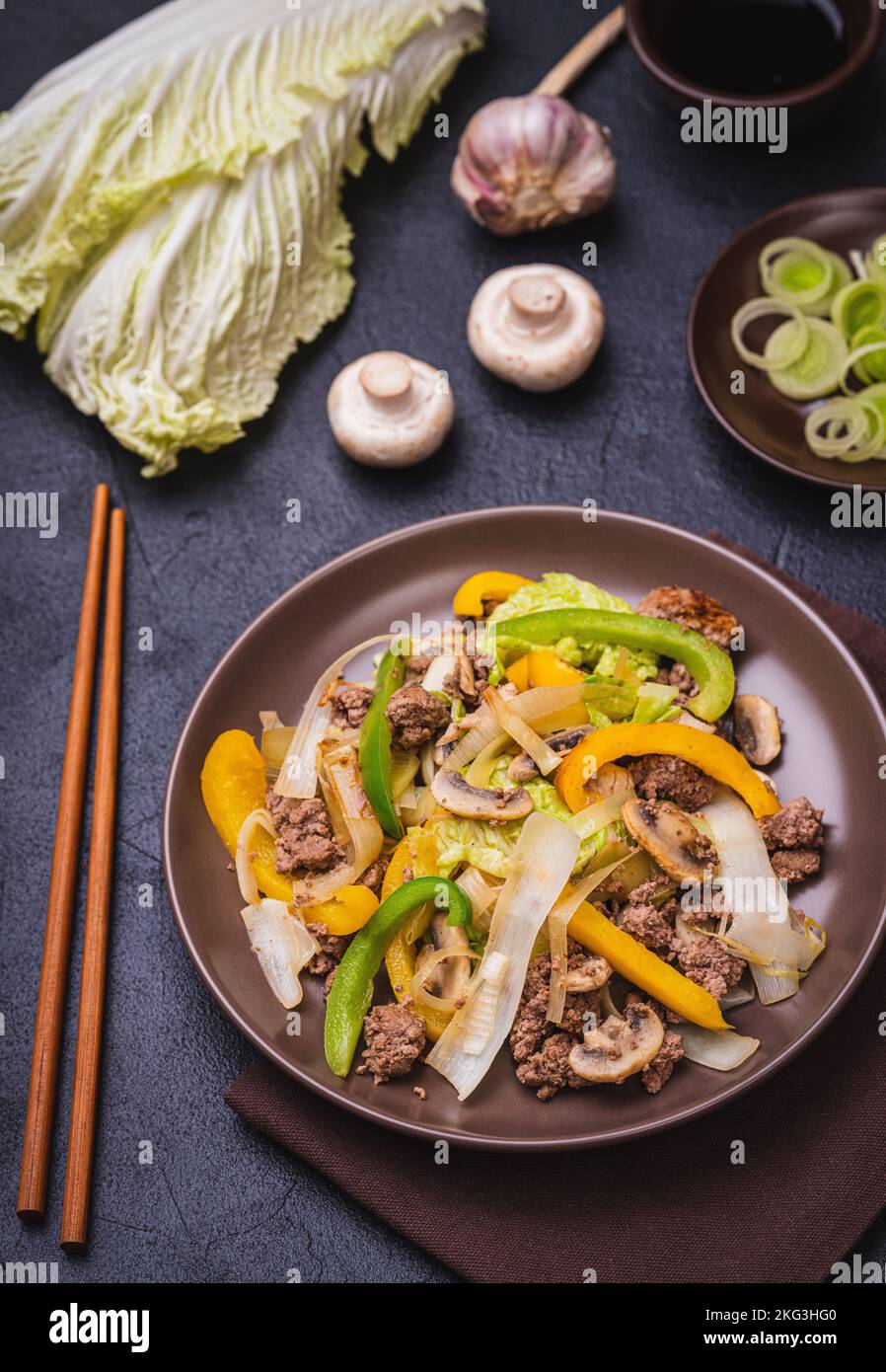 Plato de dieta keto: Salteado con carne picada y verduras verdes. comida baja en carbohidratos. Foto de stock