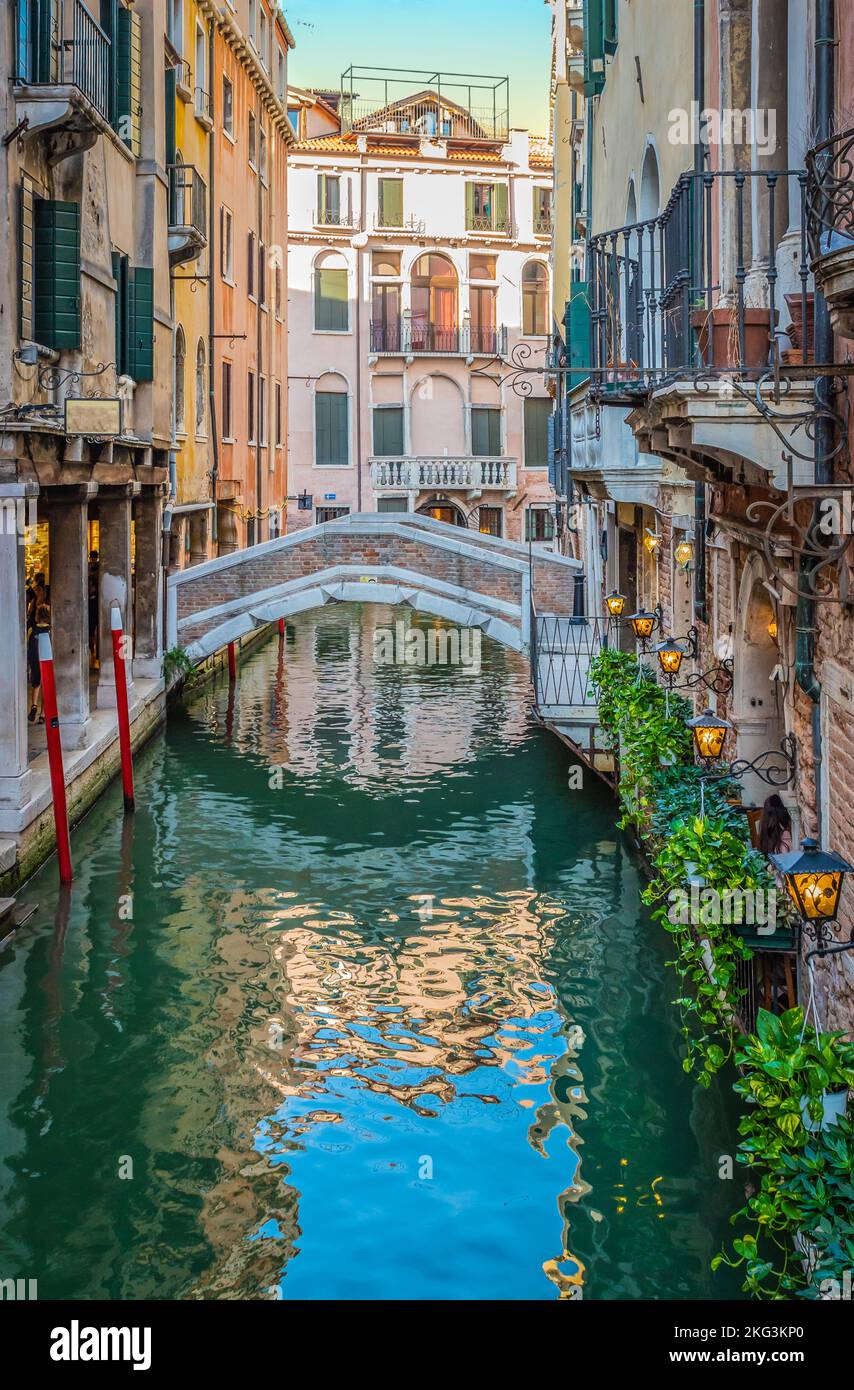 Puente sobre el estrecho canal de Venecia. Foto de stock
