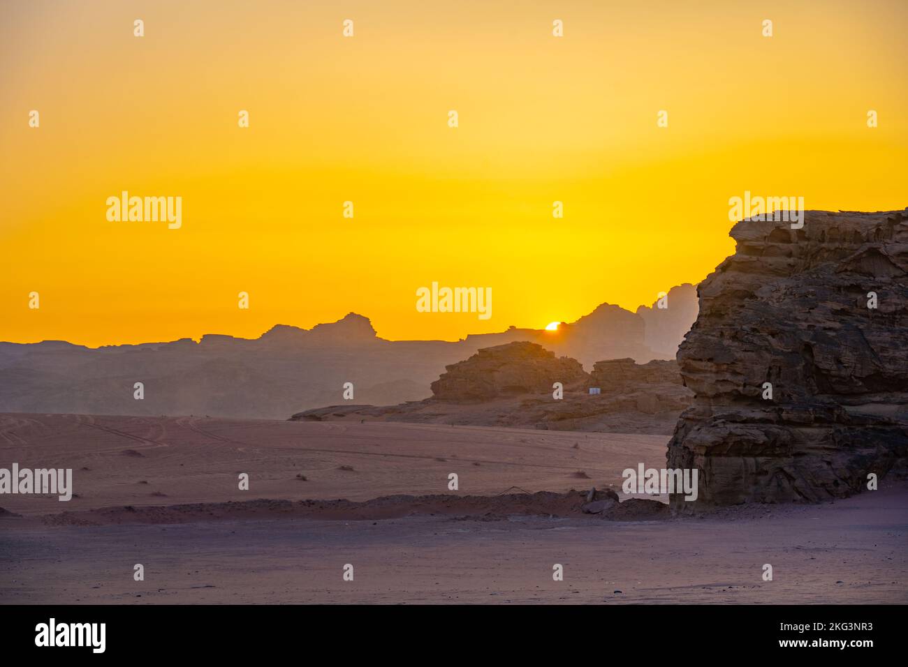 Las montañas de Wadi Rum Jordan al atardecer Foto de stock