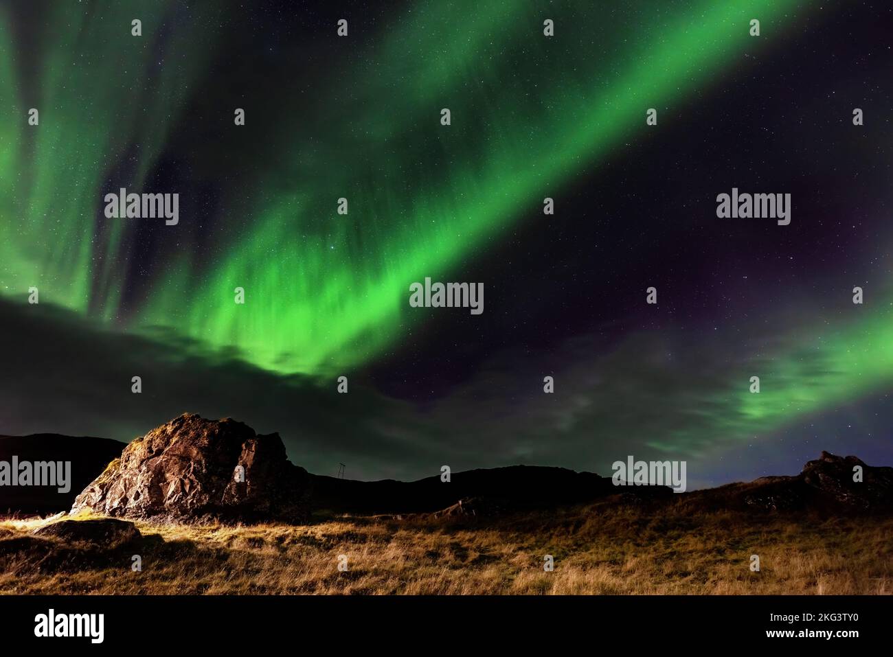Luces del norte, Aurora Borealis en el cielo nocturno, Islandia. Estas coloridas cortinas de luces bailables pueden iluminar el cielo nocturno en tonos verdes Foto de stock