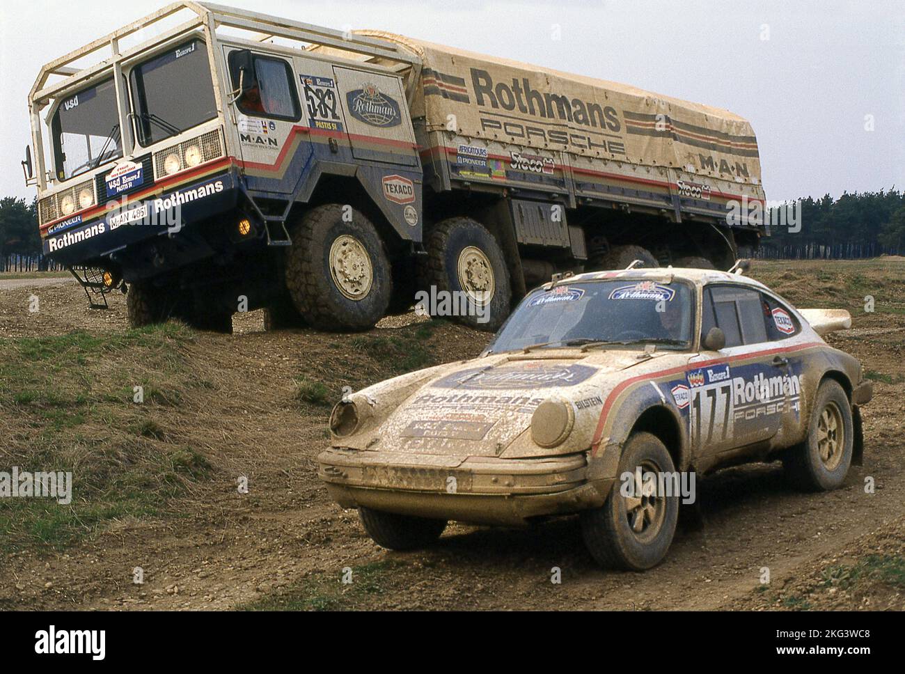 1984 Porsche 953 (911) París-Dakar ganador de un coche en prueba en Alemania con un camión de apoyo M.A.N. Foto de stock