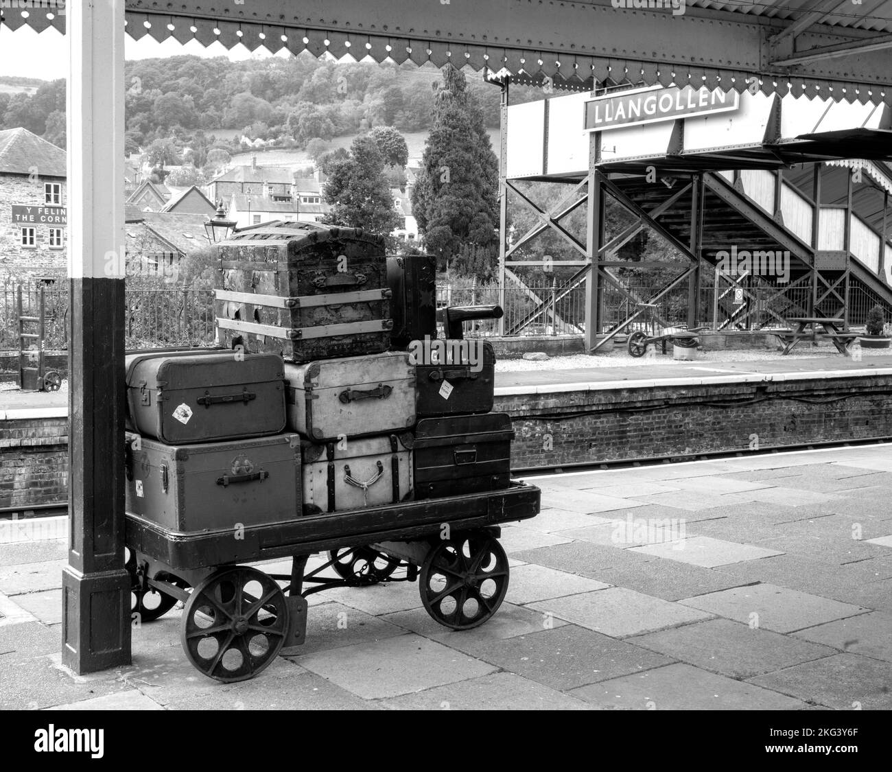 Equipaje de época esperando en la plataforma de la estación de Llangollen Railway Station, Llangollen, Denbighshire, Gales, Reino Unido Foto de stock