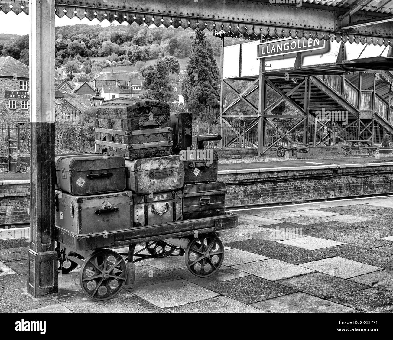 Equipaje de época esperando en la plataforma de la estación de Llangollen Railway Station, Llangollen, Denbighshire, Gales, Reino Unido Foto de stock