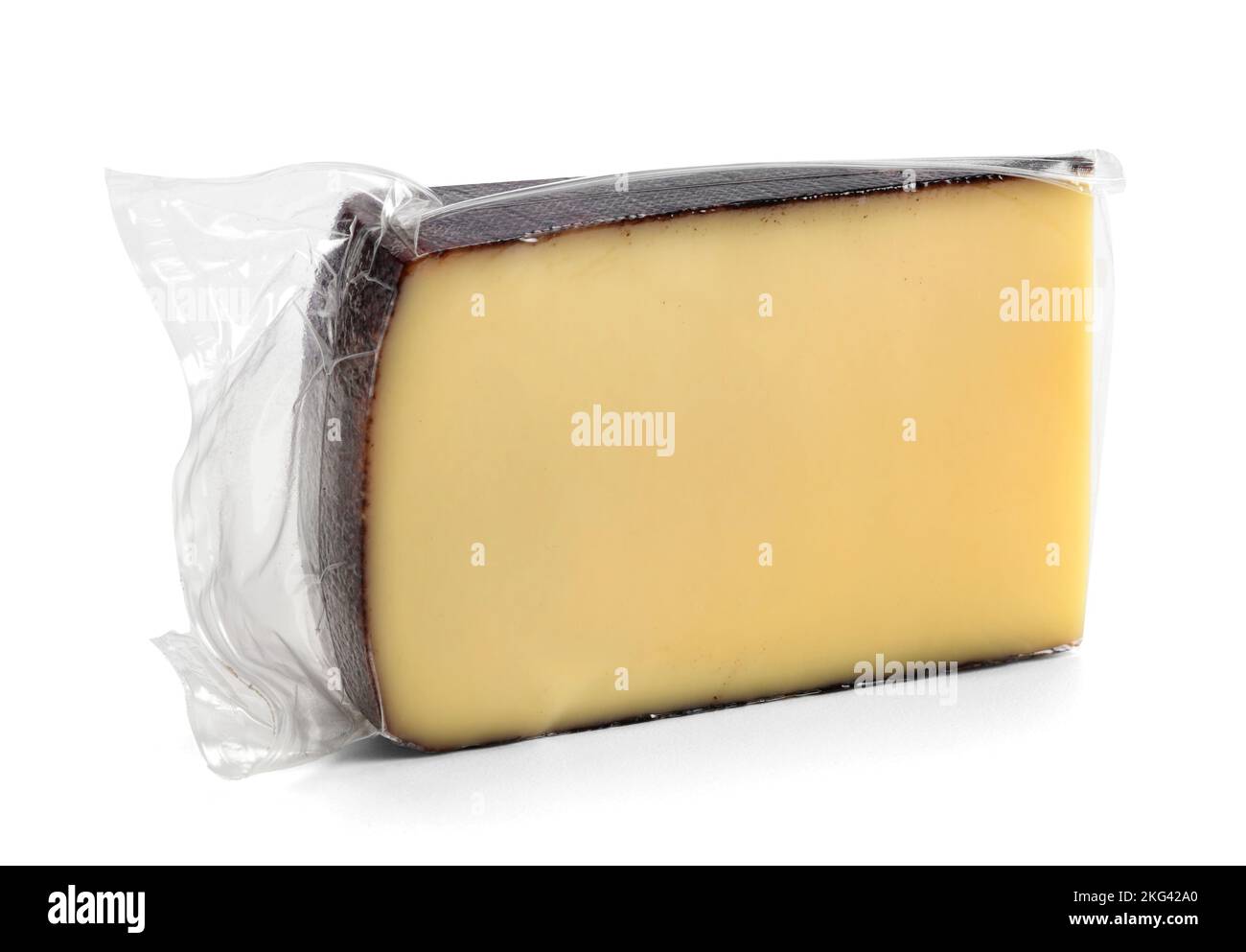 Pedazo de delicioso queso fresco en envase de plástico al vacío aislado sobre fondo blanco Foto de stock