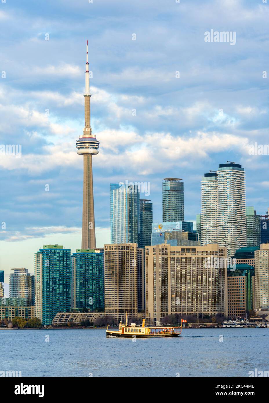 Navegue en barco por el lago Ontario con la Torre CN y el horizonte del centro de Toronto al fondo Foto de stock