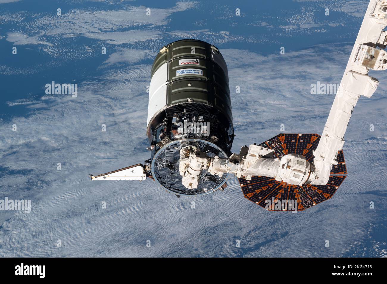 . Iss068e021230 (Nov 9, 2022) --- El carguero espacial Northrop Grumman Cygnus es representado en la empuñadura del brazo robótico Canadarm2 poco después de su encuentro con la Estación Espacial Internacional. Uno de los dos paneles solares UltraFlex en forma de címbal se desplegó con éxito después de que Cygnus alcanzara la órbita después de su lanzamiento dos días antes desde la Instalación de Vuelo Wallops de la NASA en Virginia. Los equipos de la NASA y Northrop Grumman analizaron datos y determinaron que Cygnus tenía suficiente poder para continuar su viaje a la estación espacial. Foto de stock