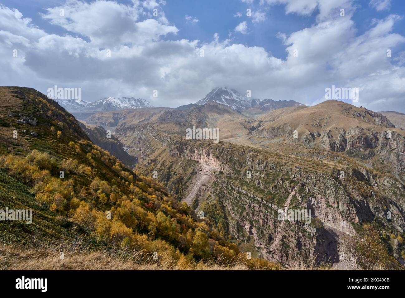 Schlucht im Hochgebirge, hinten der Gipfel des Kasbek, bei Stepanzminda, Stepantsminda, Región Mzcheta-Mtianeti, Großer Kaukasus, Georgien Foto de stock