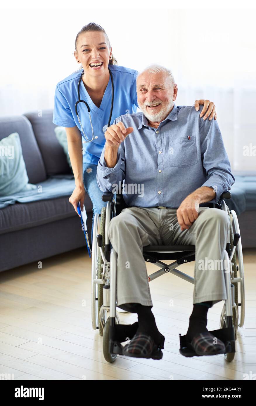 enfermero médico cuidador de cuidados mayores ayuda asistencia silla de ruedas retiro hogar ancianos hombre Foto de stock