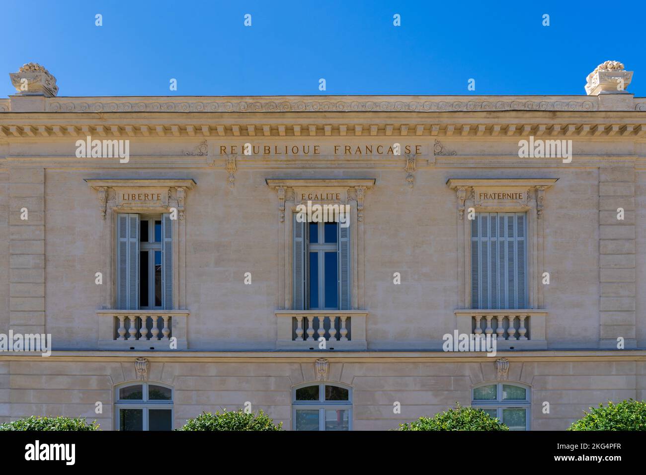 Libertad, Igualdad, Fraternidad: El lema nacional de la República Francesa inscrito en la fachada de un antiguo edificio público en Montpellier, Francia Foto de stock