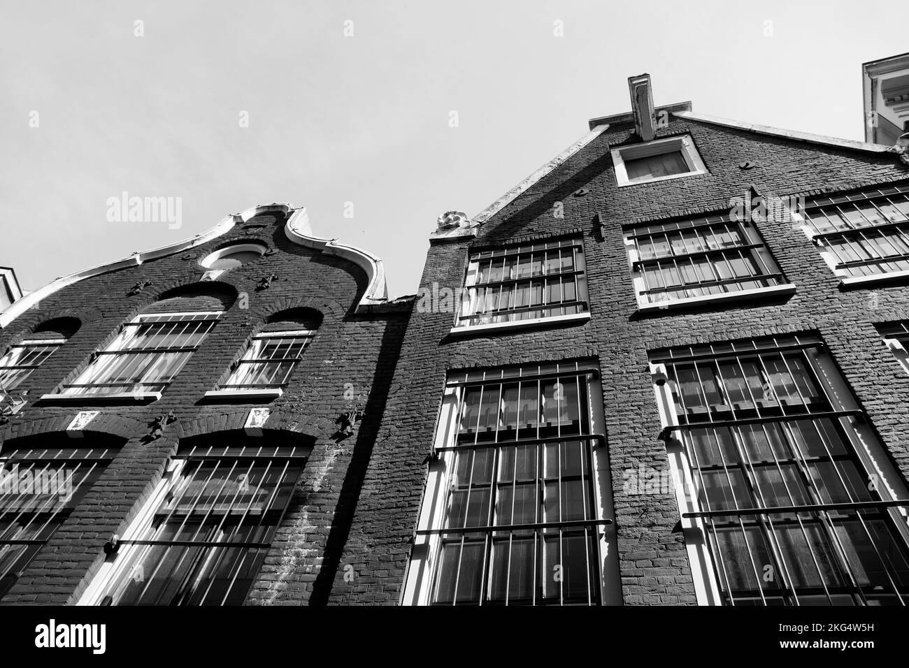 Imagen en escala de grises de un antiguo edificio histórico en el centro de Ámsterdam, Países Bajos. Foto de stock