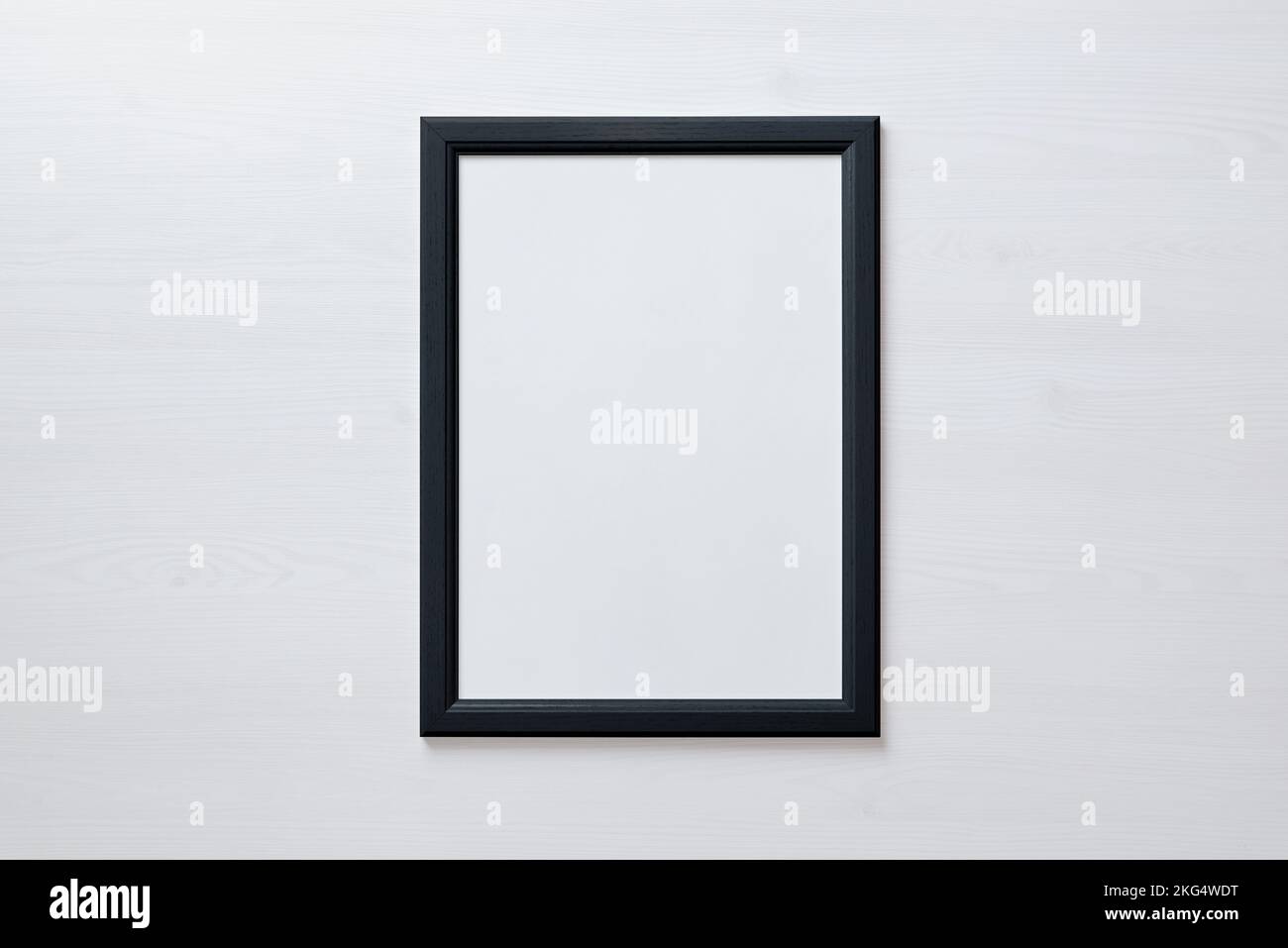 Marco negro sobre pared blanca. Imagen en blanco para pintura de arte y maqueta de fotos colgando Foto de stock