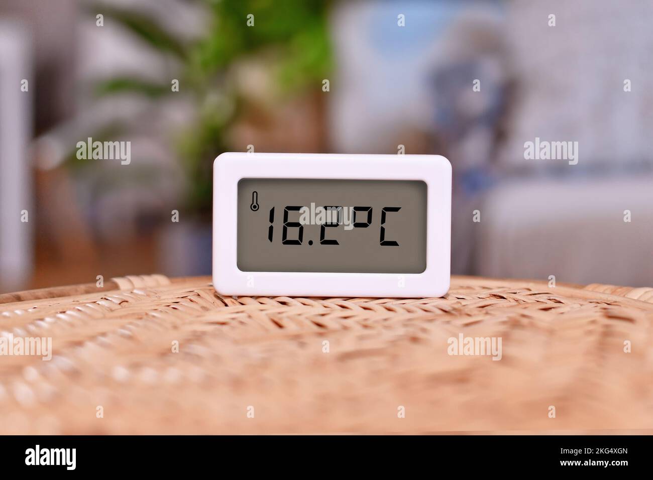 Termómetro digital que muestra una temperatura ambiente fría de 16,7 grados centígrados Foto de stock