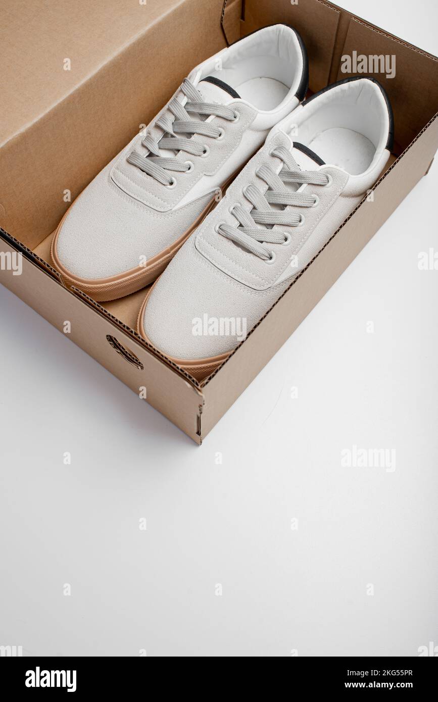 Nuevos zapatos blancos en caja. Zapatos casuales para hombre sobre fondo  blanco Fotografía de stock - Alamy