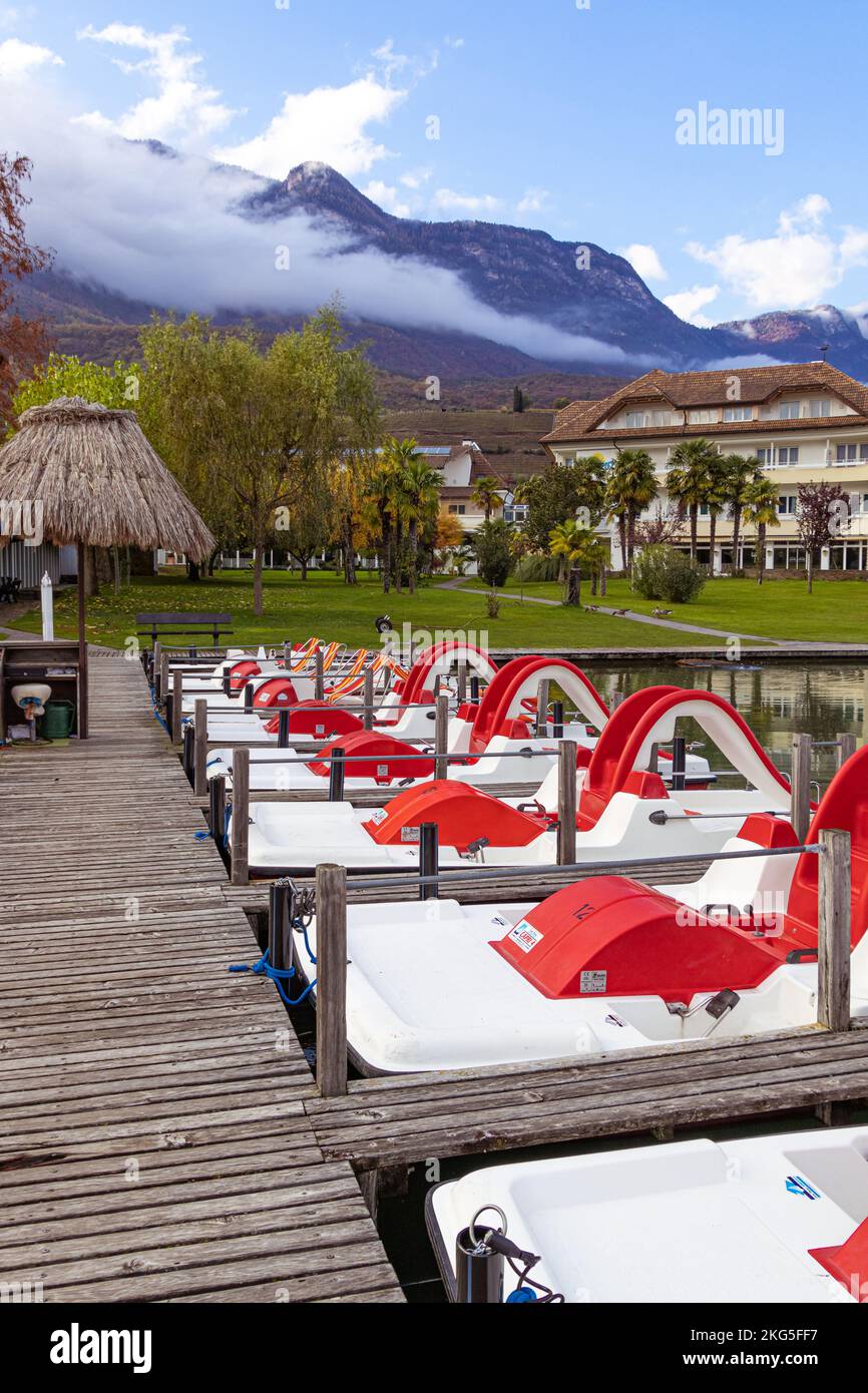 Kaltern, Tirol del Sur, Italia -14 de noviembre de 2022 Barcos a pedales en el lago natural de Caldaro en otoño Foto de stock