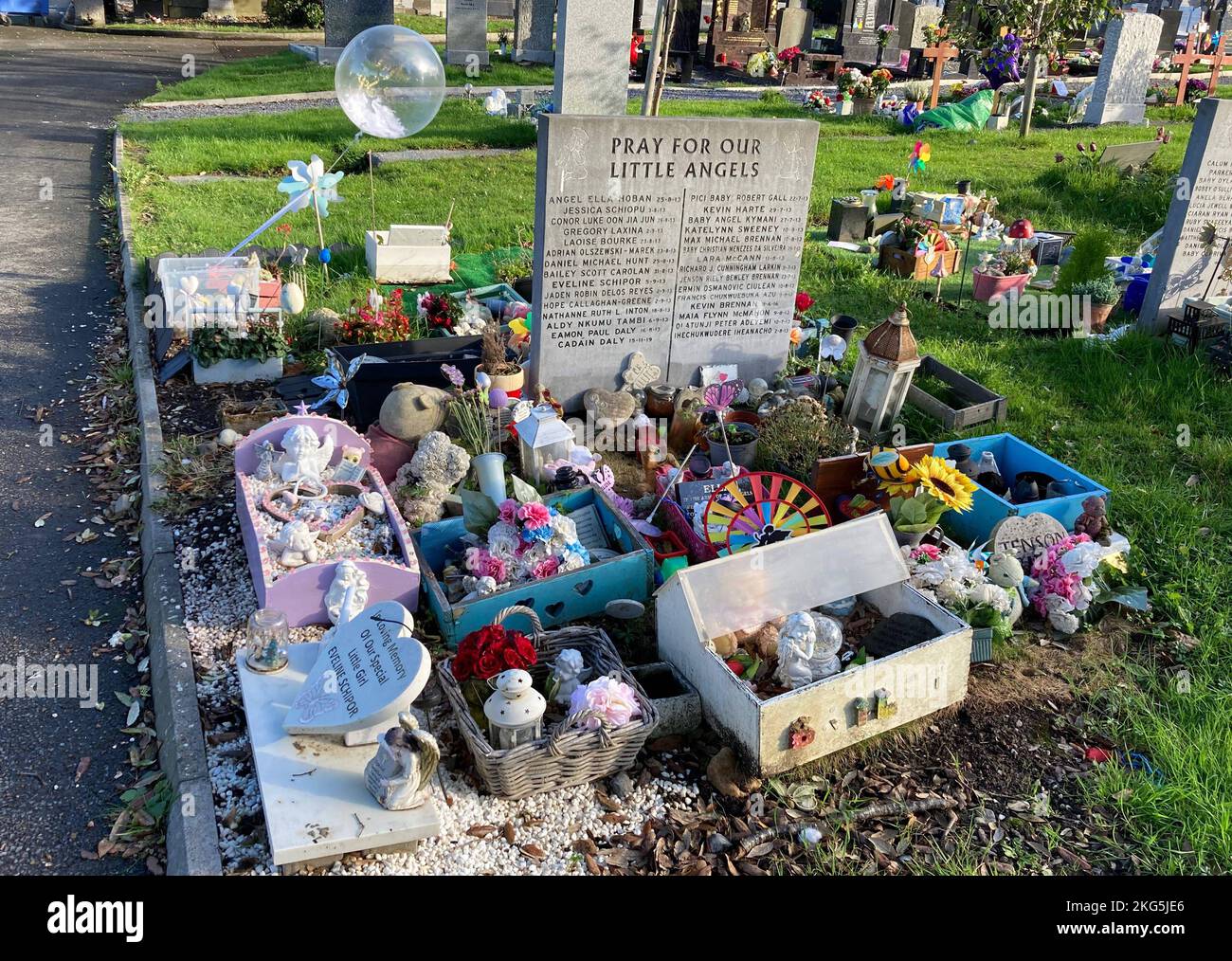 Tumbas de bebes muertos fotografías e imágenes de alta resolución Alamy